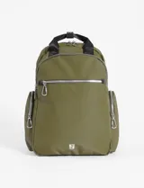 Mochila verde militar de cuero vegano con doble compartimento, bolsillo delantero con cierre plateado y bolsillos laterales. Tiene doble asa de mano superior y correas de hombro ajustables.