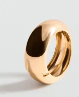 Pulsera rígida de diseño minimalista y acabado pulido en tono dorado, con cierre de bisagra integrado.