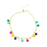 Collar dorado con cadena de eslabones y dijes colgantes de piedras naturales de diferentes colores.