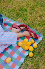 Sandalias estilo chancla de plataforma corrida, color rojo con acabado brillante y tiras anchas en forma de V.