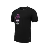 Remera negra de manga corta con cuello redondo y estampado frontal de los Los Angeles Lakers con detalles en rosado y violeta.