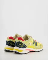 Championes retro runner Coolway modelo 2003 Neon Pulse, con diseño multicolor que combina amarillo, verde lima, detalles en azul marino y acentos en rosa. Confeccionados con un mix de texturas que incluye malla y paneles superpuestos con refuerzos.