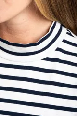 Polera de manga larga, corte ajustado al cuerpo, con cuello alto. Presenta un estampado de rayas horizontales en tonos marrón camel y azul marino.