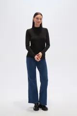 Remera de manga larga con cuello alto, confeccionada en tejido de viscosa y elastano con estampado a cuadros en tonos azul, gris y negro.