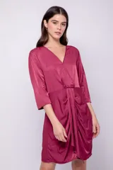 Vestido corto de satén color bordó con escote en V, mangas 3/4 y detalle fruncido en la parte frontal.