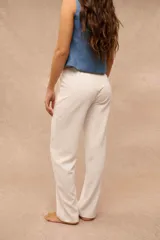 Pantalón de vestir color crudo, de corte recto y tiro alto, con detalles de trabillas y hebillas ajustables en la cintura.