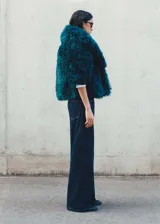 Pantalón de jean estilo wideleg color azul oscuro, con tiro medio, cuatro bolsillos y cinturón incorporado con hebilla metálica.