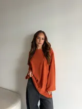 Buzo de punto morley blanco, de diseño holgado, manga larga amplia y cuello redondo.