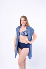 Camisa de playa celeste de jean con mangas cortas y botones.