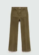 Pantalón tipo jeans de tiro medio en color verde oliva, con diseño acampanado y bajo deshilachado. Presenta dos bolsillos de parche en la parte delantera, cierre de cremallera y botón, y trabillas para cinturón.
