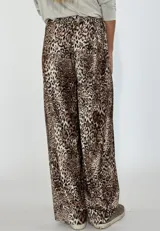 Pantalón de pierna ancha con estampado animal print de leopardo en tonos marrones y negros.