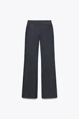 Jeans de tiro medio con corte flare y largo completo. Presenta bolsillos delanteros, cierre con cremallera, botón y ganchos metálicos.