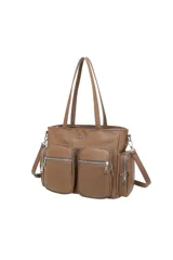 Cartera de cuero sintético beige, marca Trendy, con múltiples bolsillos externos con cierre y doble asa de hombro.