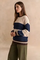 Sweater de tejido de punto oversize con diseño de rayas horizontales en tonos beige, azul marino y marrón, cuello redondo y mangas largas.