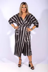 Vestido midi negro con rayas verticales plateadas, escote cruzado, mangas 3/4 y lazo en la cintura.