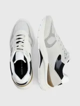 Zapatillas Tommy Hilfiger Modern Prep de running, color blanco con detalles en gris y logo TH en el lateral. Confeccionadas en gamuza y poliéster reciclado.