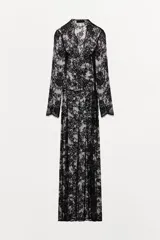 Vestido largo ZARA Woman Collection de encaje negro, con escote en V, manga larga y silueta recta con cierre lateral.