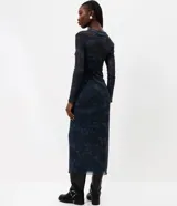 Vestido midi ajustado de tul con estampa floral, cuello redondo, mangas largas y transparencia sutil, incluye forro interior.