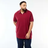 Remera de piqué color bordó, con cuello polo sin botones y detalles de líneas blancas en el borde del cuello y las mangas.