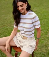 Short de cintura alta color beige, confeccionado en viscolino, con cinturón de rafia y bolsillos laterales.