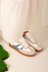 Championes urbanos Champion modelo Ana, color blanco con detalles en celeste y beige, y suela color caramelo.