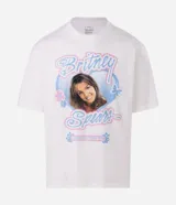 Remera de algodón con corte boxy, cuello redondo y mangas cortas. Presenta una estampa frontal con la imagen de Britney Spears rodeada por un corazón azul y gráficos decorativos en tonos rosados y celestes.