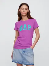 Remera de algodón color rosa con logo de la marca GAP estampado en color verde.