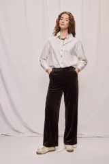 Pantalón largo de calce relajado color marrón, confeccionado en tejido de terciopelo con diseño de pierna ancha y recta, con bolsillos laterales y caída fluida.