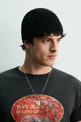 Gorro de punto tejido en hilatura de lino, con diseño clásico y acabado con vuelta en el borde.