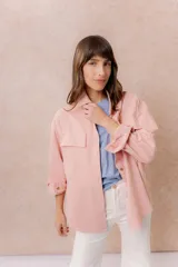 Camisa oversize de denim liviano color amarillo, con cuello camisero, mangas largas con puños, bolsillos delanteros con tapa y ruedo desflecado.