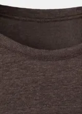 Camiseta de lino color marrón oscuro, con diseño recto, cuello redondo y mangas cortas holgadas.