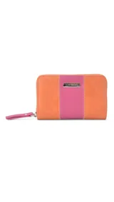 Billetera mediana de cuero sintético con diseño bicolor en naranja y fucsia. Cuenta con cierre perimetral, correa de muñeca extraíble y placa metálica decorativa con logo.