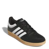 Championes Adidas Hoops 4.0 de corte bajo con diseño inspirado en el básquet. Presentan un exterior de cuero sintético negro con las icónicas tres tiras blancas en los laterales, puntera de gamuza y suela tipo cupsole de goma color caramelo.