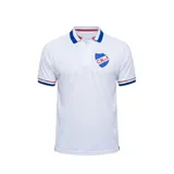 Remera polo blanca de poliéster con cuello y puños acanalados en azul y rojo. Tiene el escudo del Club Nacional de Football bordado en el pecho.
