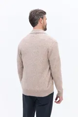 Cárdigan de tejido de punto color azul, con cuello tipo shawl y cierre frontal de botones. Presenta un diseño de textura acanalada y calce regular.
