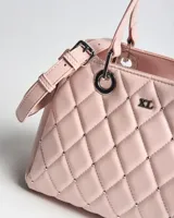 Cartera de símil cuero color rosa, con diseño matelassé y tachas metálicas. Cuenta con doble asa de mano, correa bandolera regulable y desmontable, herrajes plateados y logo XL metálico en el frente.