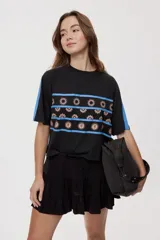 Falda corta blanca con diseño de volados escalonados y cintura elastizada, de silueta fluida y liviana.