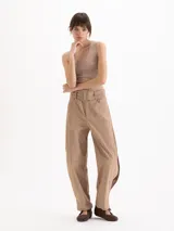 Pantalón Oslo de microfibra liviana color negro, de silueta amplia y tiro alto con cinturón incorporado con hebilla cuadrada y ojalillos metálicos.