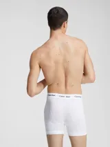Pack de tres calzoncillos tipo boxer brief de algodón elástico, color blanco, con cintura elástica distintiva de la marca.