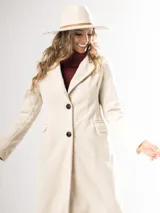 Tapado largo color beige, de corte recto y manga larga.