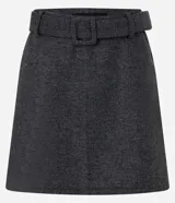 Minifalda gris con estampado de espiga, cinturón con hebilla cuadrada y corte evasé.