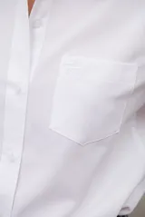 Camisa blanca de manga larga con cuello clásico y botones frontales. Tiene un bolsillo en el pecho con un pequeño logo bordado.