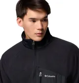 Campera de polar con cierre frontal completo, cuello alto y bolsillo con cierre en el pecho. Presenta un diseño con paneles superpuestos en contraste en la zona del pecho y bolsillos laterales para las manos.
