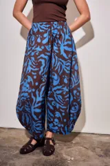Babucha de algodón peinado con estampado abstracto en tonos marrón y azul, corte holgado y silueta abombada.