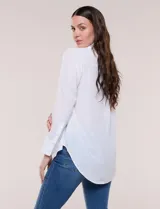 Camisa de satén blanca de la marca Floral & Ivy, con cuello con solapa, cierre frontal de botones, manga larga con puño ancho y bolsillo aplicado en el pecho.