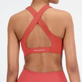Top deportivo New Balance Fuel Bra color ladrillo, de sujeción media, con tecnología NB DRYx de secado rápido, almohadillas removibles y tirantes cruzados en la espalda.