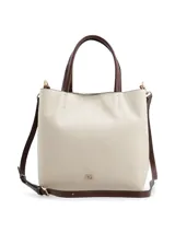 Cartera de cuero color crema con detalles en marrón oscuro, asas de mano y correa ajustable para hombro. Cuenta con un pequeño logo metálico en la parte inferior frontal.