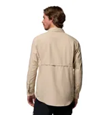 Camisa de manga larga Columbia en color beige, confeccionada en tejido técnico con tecnología Omni-Shade y Omni-Wick. Presenta cuello clásico, cierre frontal con botones y dos bolsillos frontales con solapa.