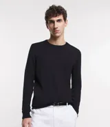 Suéter negro de viscosa, con cuello redondo y mangas largas.