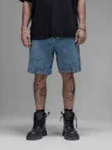 Bermuda de denim con calce oversize y estilo carpintero, confeccionada en algodón con un proceso de lavado efecto desgaste.